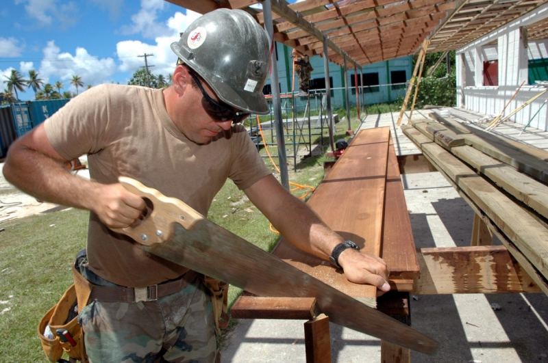 charpentier-GRIMAUD-min_worker_construction_building_carpenter_male_job_build_helmet-893290